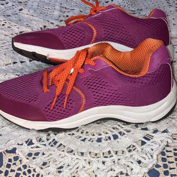 🐞Vionic Sneakers - Picture 8 of 13